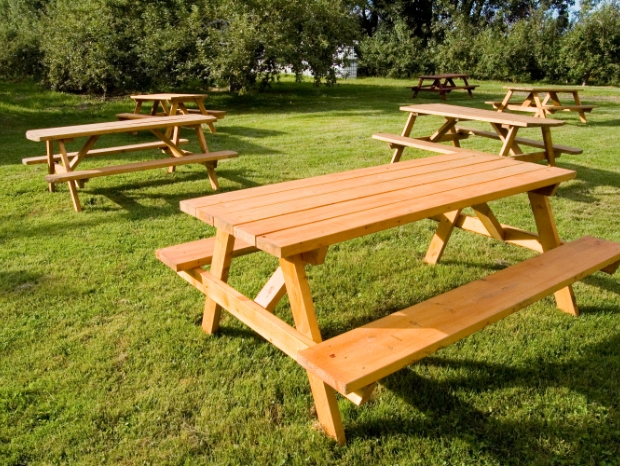 Drewniany stół i ławka